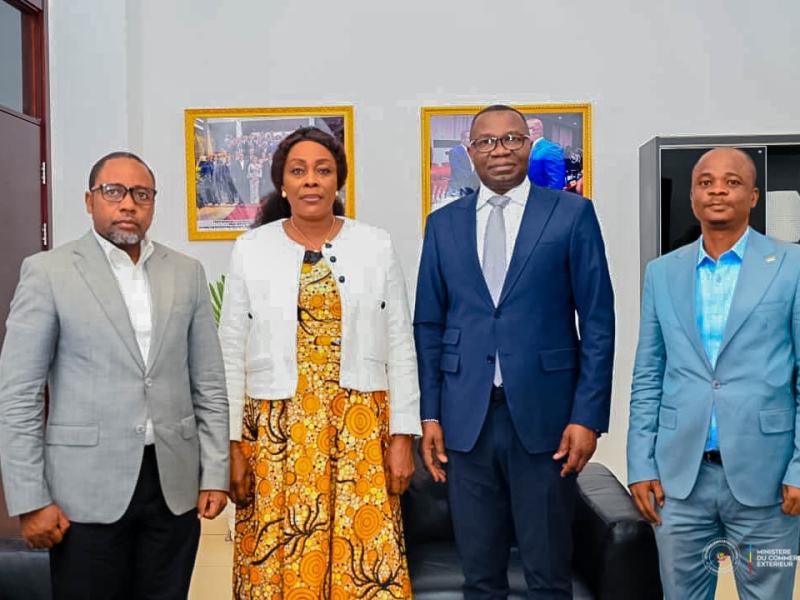 Julien PalukuKahongya, ministre du Commerce extérieur et Claudine Atisandi Elondia, ministre provinciale de la Tshopo en charge du Commerce, du Budget, du Plan, des Petites et moyennes entreprises (PME) et porte-parole du Gouvernement provincial et sa délégation après leur entretien