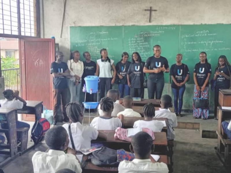 Les sensibilisateurs de U-Report dans une salle de classe à l'école Bawoyo Laïque EP1