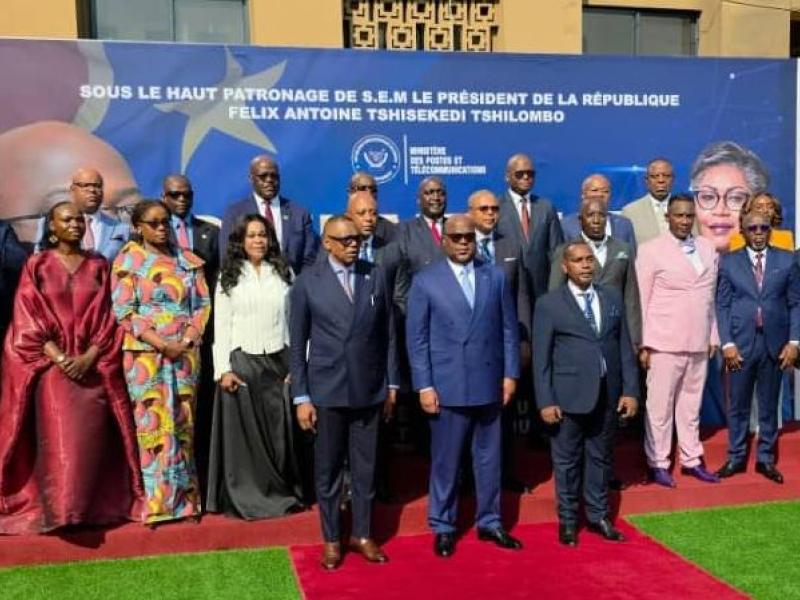 Le ministre José Mpanda pose sur la première ligne au côtés du chef de l'Etat Félix Tshisekedi à l'ouverture des États généraux des Télécommunications, ce lundi 27 avril 2026
