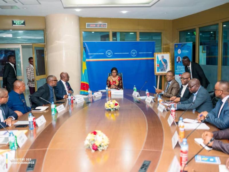 Une séance de travail présidée par Acacia BANDUBOLA, Ministre d'État en charge des Hydrocarbures en présence de  la délégation de la société Okapi International et UCPPP