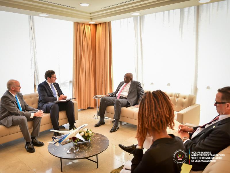 Le VPM des Transports, Jean-Pierre Bemba et la  délégation du Bureau des Affaires africaines du Département d’État américain [photo d'illustration]