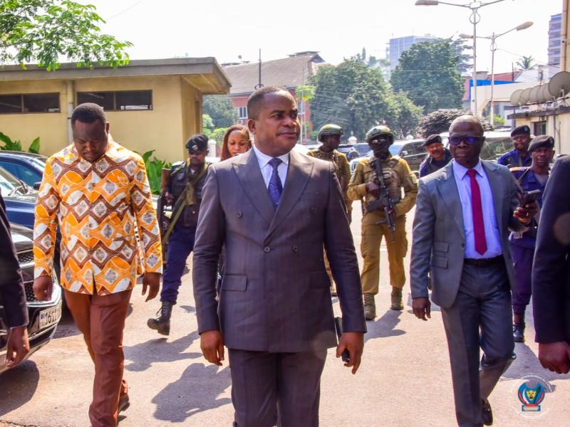 Dieudonné KAMULETA en pleine inspection du nouveau siège de la Cour Constitutionnelle