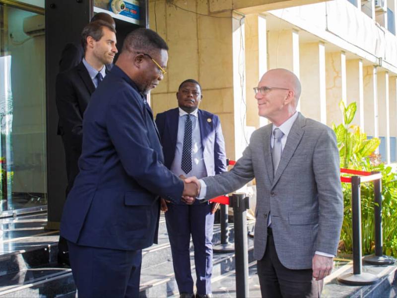 Le conseiller spécial du chef de l’État en matière de sécurité, Eberande Kolongele et le RSSG de l’ONU, James Swan, échangent sur le cessez-le-feu et le DDR dans l’Est de la RDC