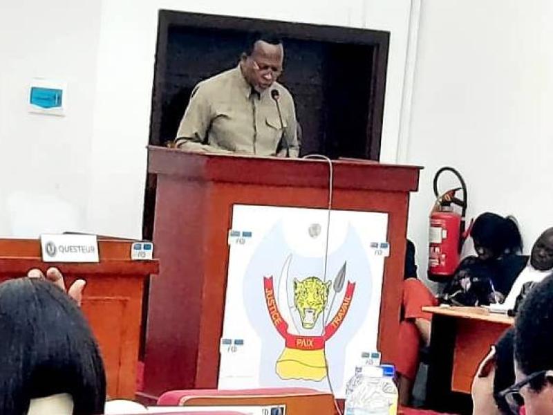 Jeannot Canon La Rose, ministre provincial de l'Interieur, répondant à une question d'actualité à l'APK