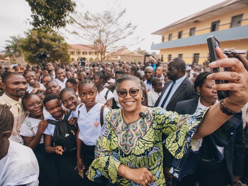 La Première ministre Judith Suminwa Tuluka, entourée des élèves à l'occasion de la journée nationale de l'enseignement