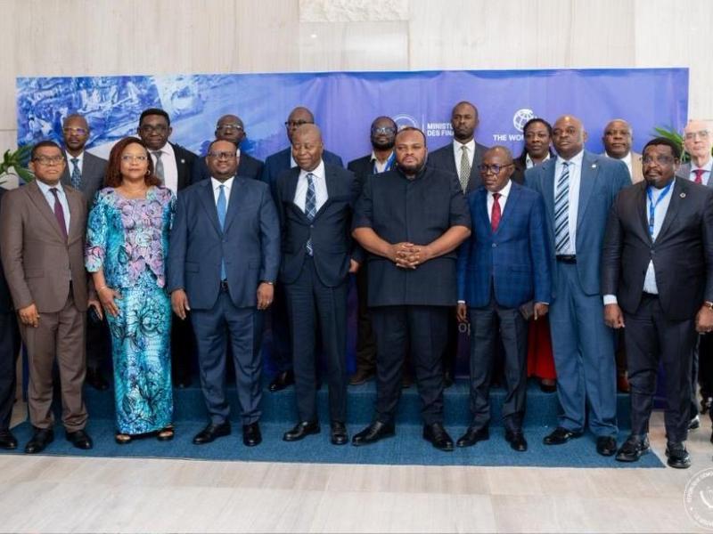 Photo de famille avec Doudou Fwamba Likunde Li-Botayi, Adolphe Muzito, Daniel Bumba Lubaki et la délégation de la Banque mondiale, lors de la présentation du diagnostic FRC.