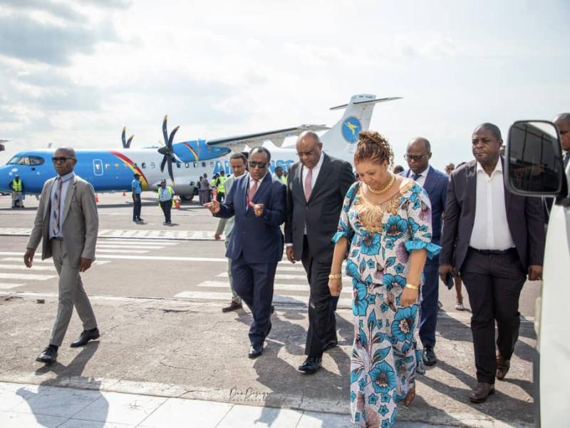 Jean-Pierre BEMBA GOMBO et la délégation AirCongo et celle de la RVA lors de l'accueil du nouvel aéronef de AirCongo à l'aéroport de N'djili