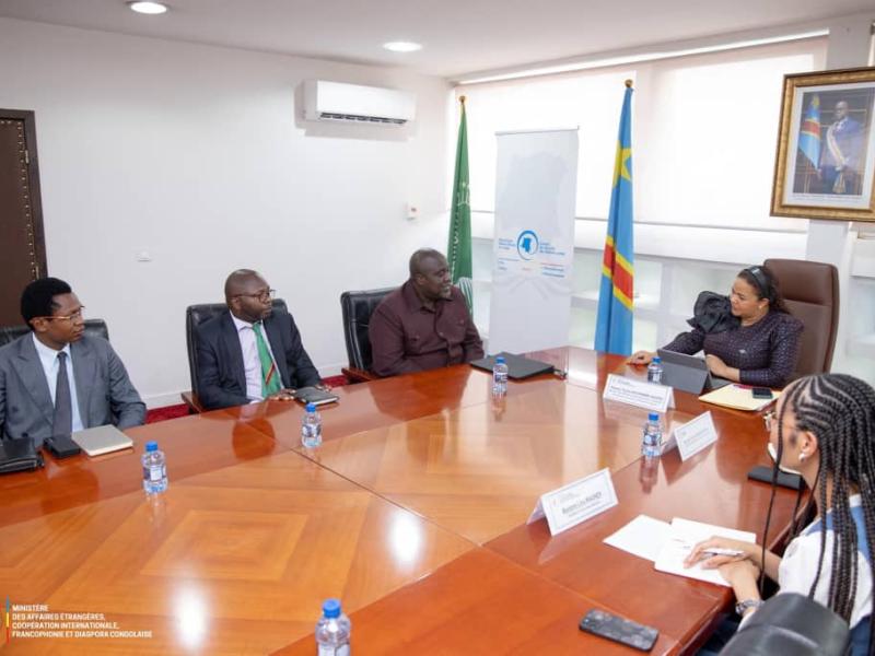 Thérèse KAYIKWAMBA WAGNER et Paulu KOSITA, Ambassadeur de la République de Zambie en République démocratique du Congo lors de leur entretien