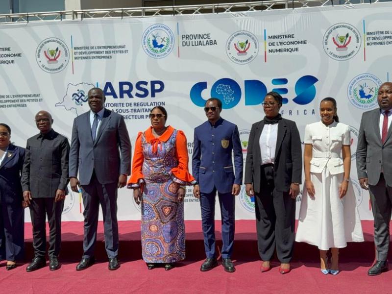 Le Ministre de l'économie numérique Augustin KIBASA pause avec la Gouverneure du Lulaba Fifi MASUKA SAINI et Miguel KASHAL KATEMB, DG de l'ARSP à l'occasion de l'ouverture du Mining Tech Summit à Kolwezi
