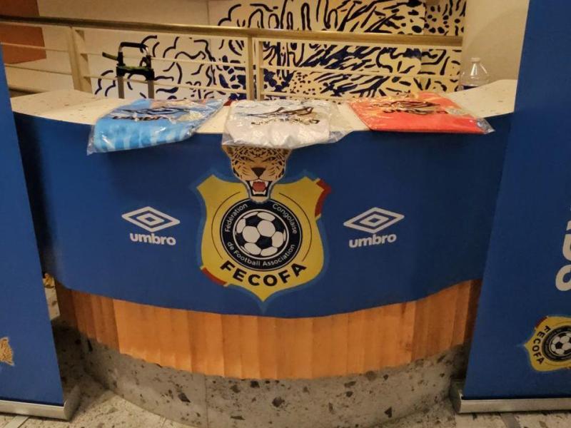 Quelques maillots des Léopards exposés dans le contexte de Lumumba Award, dans une boutique de la FECOFA
