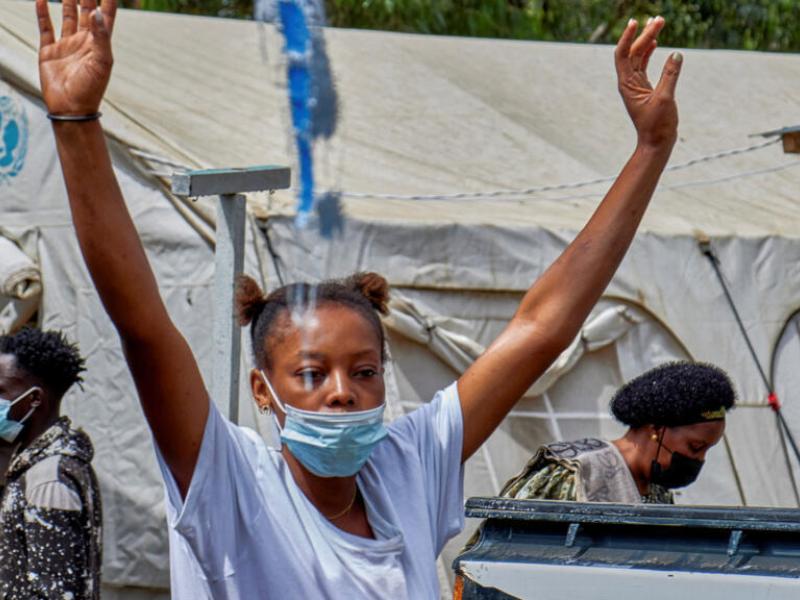 Une femme pleure un mort du virus Ebola, à Hoho, en Ituri, le 21 mai 2026. REUTERS - Gradel Muyisa Mumbere