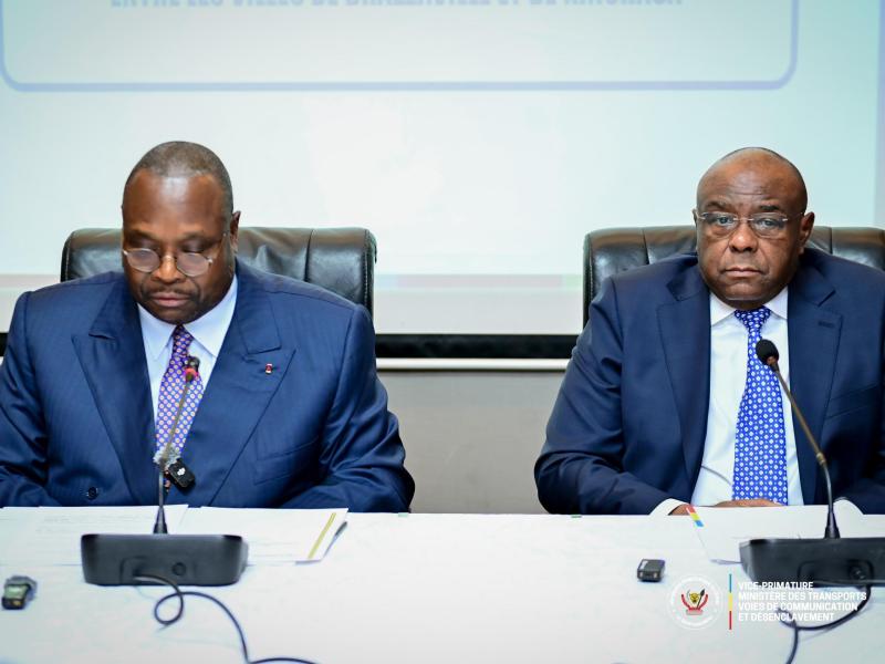 Les ministres Jean-Jacques Bouya et Jean-Pierre Bemba lors de la signature d’un accord bilateral fixant le régime fiscal privilégié