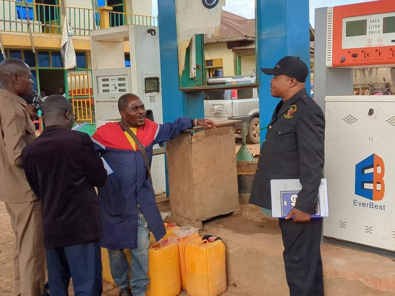 Gérard Kakule Kayihembako contrôle l’application des prix officiels du carburant dans les stations-service de Butembo.