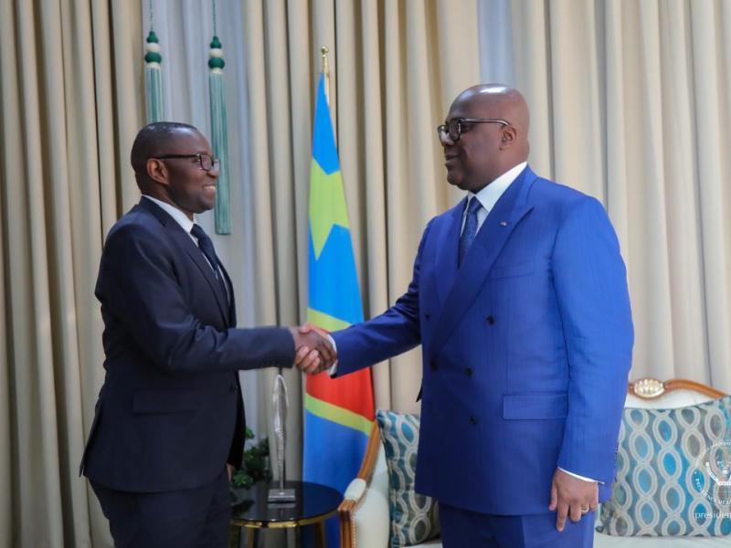 Poignée de main entre le ministre Julien Paluku Kahongya et le Président de la République Félix Tshisekedi