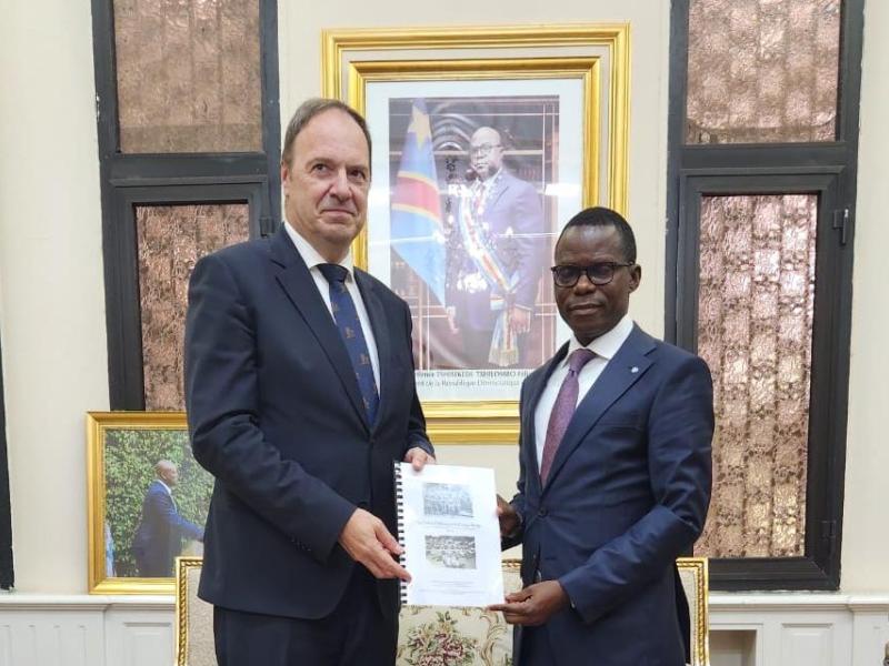 Le Ministre délégué Eliezer Ntambwe et l'Ambassadeur de Belgique en poste en Egypte