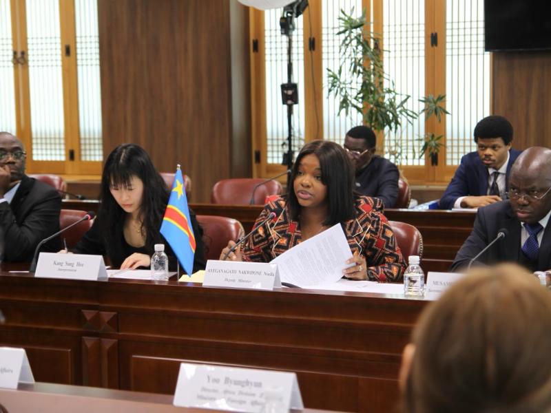 La Vice-Ministre des Affaires Étrangères Noëlla AYEGANAGATO NAKWIPONE, à Séoul lors de l’ouverture et à la conduite des travaux de la 2ᵉ session de la Commission mixte entre la RDC et la Corée du Sud.