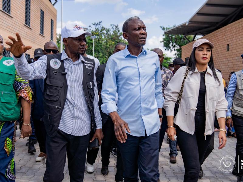Le ministre John Banza inspecte l’état d’avancement des chantiers du programme "Kin Elenda" à Kinshasa