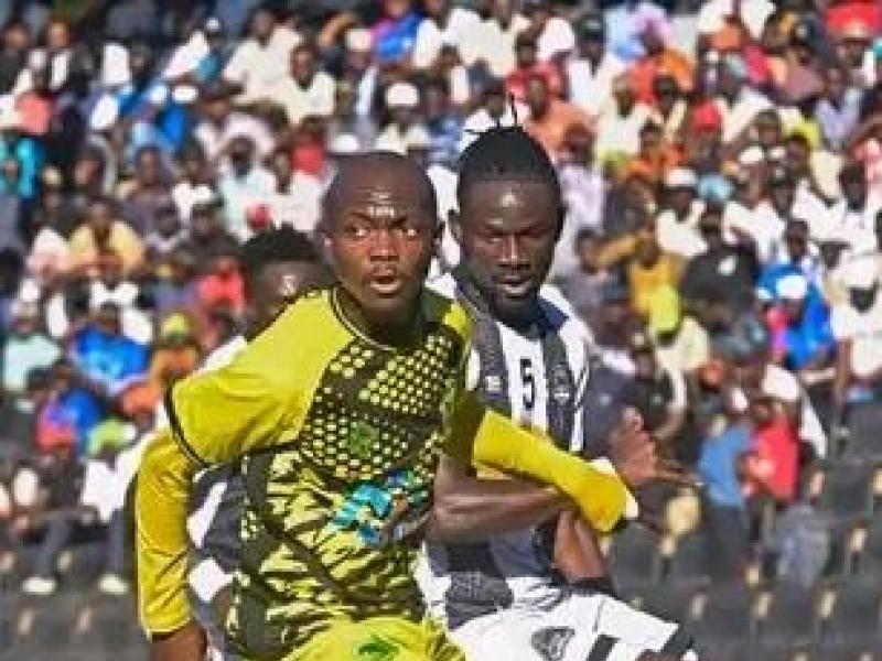 Un joueur de VClub en duel avec celui de Mazembe au Stade Kamalondo. [Photo d'illustration]