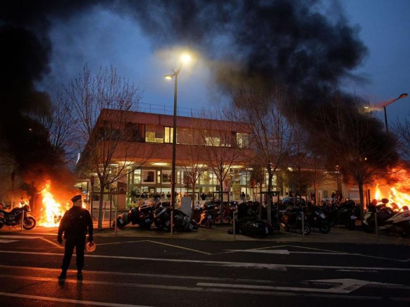 L’image de l’incendie déclaré lors de manifestations des opposants contre le concert de Fally Ipupa du 29 février 2020 à Accord Arena