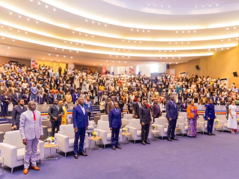 Les organisateurs de Mining Summit Tech en pleine exécution de l’hymne national