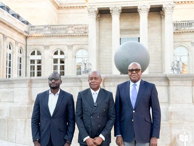 De gauche à droite, le député français Carlos Mertens Bilogo, Président de la CENI Denis Kadima et l'ambassadeur congolais en France, Emil Ngo, jeudi 30 avril 2026
