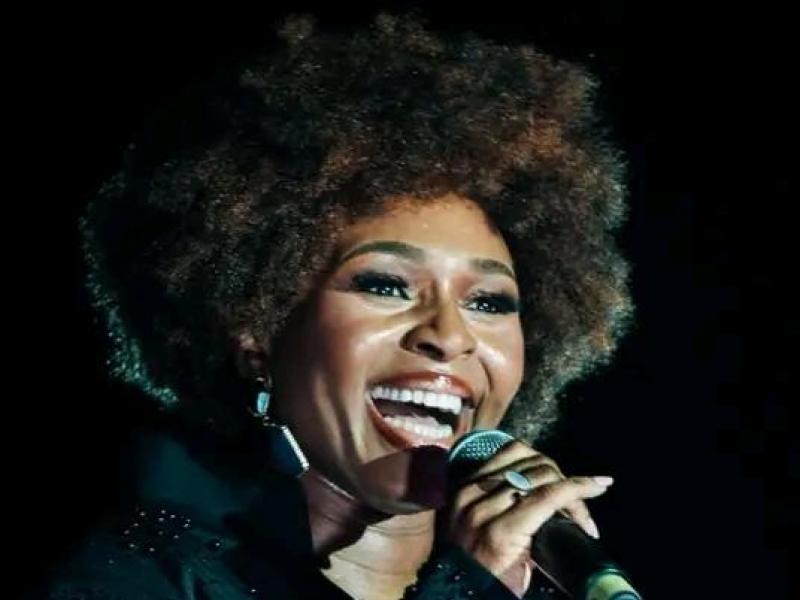 La chanteuse Dena Mwana sur la scène du FEMUA 18.
