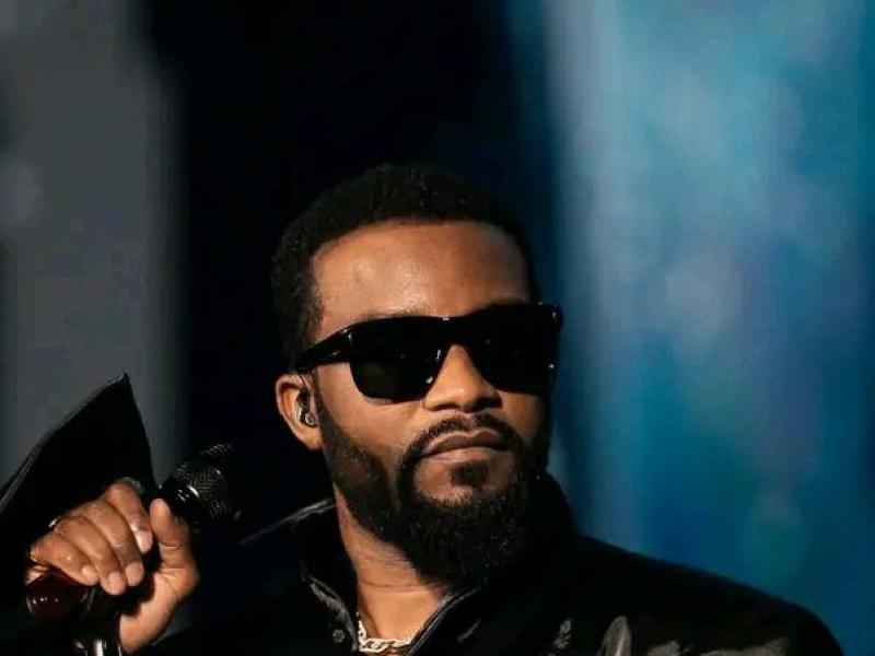 Fally Ipupa lors de son concert au Stade de France.
