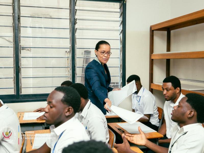 La ministre de l’Éducation nationale, Raïssa Malu, distribue des items aux finalistes à Kinshasa [photo d’illustration]