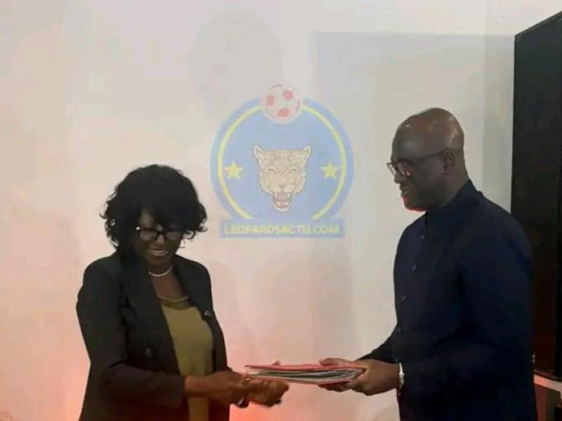 La SG de la FECOFA, Lily Tshimpumpu, et le directeur général d'Orange RDC lors de la signature du contrat.