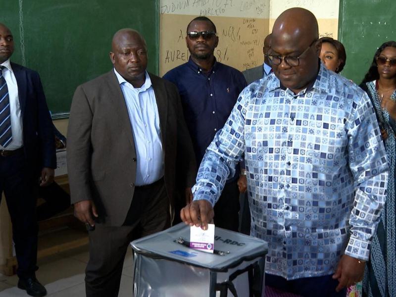 Le Président Félix Tshisekedi en train de voter à Kinshasa, le 20 décembre 2023.