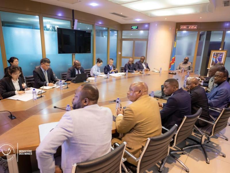 Le ministre des Mines Louis Kabamba et les partenaires de China Railway [photo d'illustration]