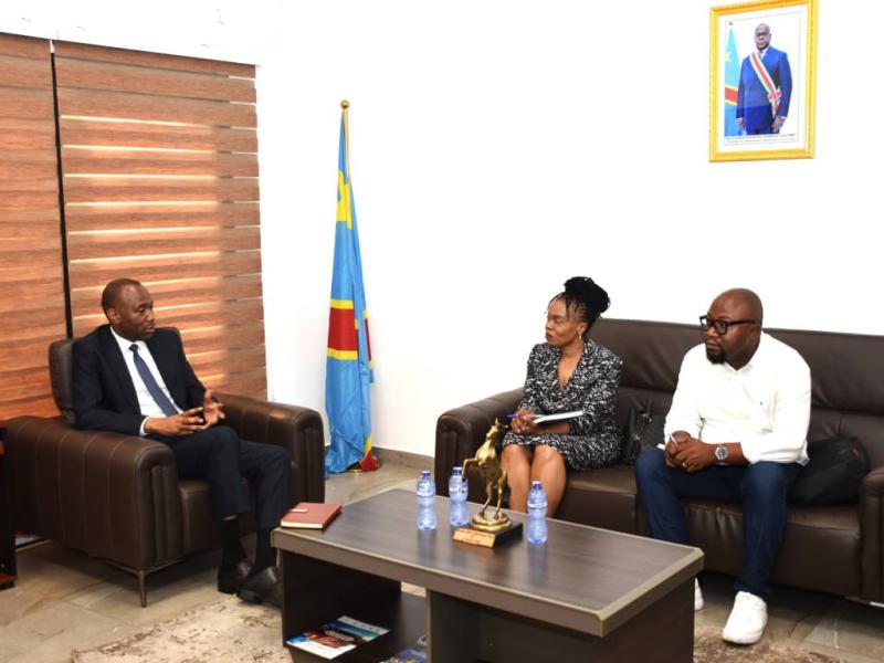Dieudonné Mwamba Kazadi, Directeur général de l'Institut national de santé publique (INSP), échange avec la délégation de FHI229