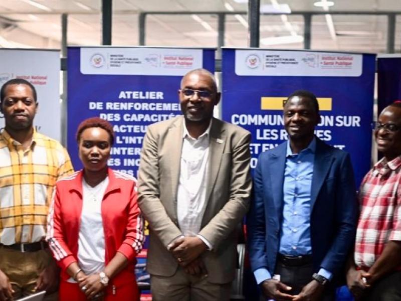 Christian Ngandu, Coordonnateur du COUSP, entouré des parties prenantes de la surveillance sanitaire en RDC