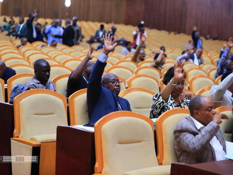 Les élus nationaux lors d'une séance plénière tenue, jeudi 07 mais, au Palais du Peuple
