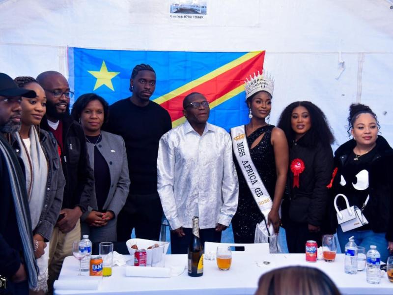 L'ambassadeur de la RDC à Londres Ndolamb Ngokwey, Axel Tuanzebe, Grâce Susuzande, et d'autres Congolais.