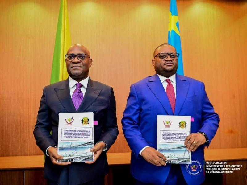 De gauche à droite : les ministres Jean-Jacques Bouya du Congo-Brazzaville et Doudou Fwamba de la RDC présentent l’accord sur le projet de construction du pont route-rail reliant Kinshasa à Brazzaville