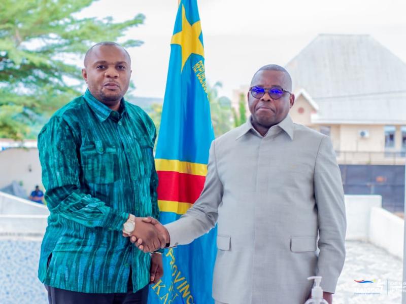En chemise verte, le DG ai de Transco, Jérémie KILUBU MATONDO et le Gouverneur de la province du Kasaï Gouverneur Crispin MUKENDI ce vendredi 08 mai 2026 lors de leur entretien