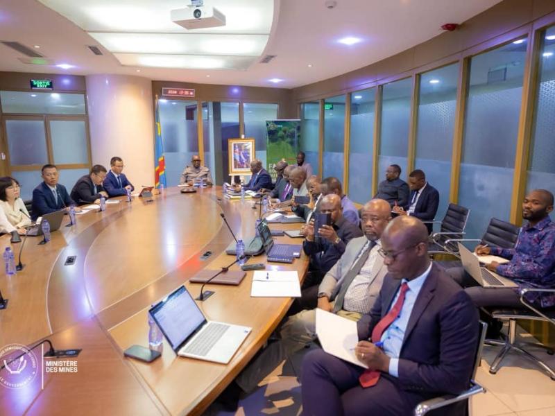 Le ministre Louis Watum Kabamba échange avec MANONO LITHIUM SAS sur l’avancement des travaux du projet de lithium de Manono