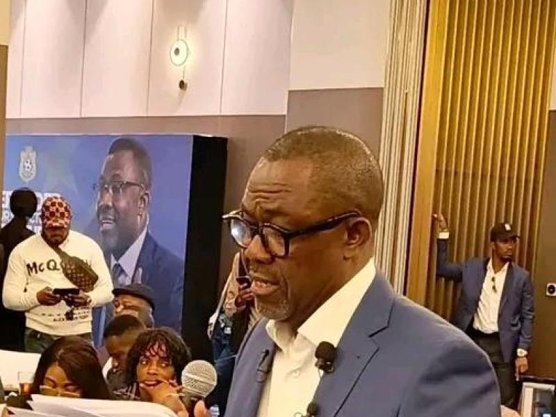 Véron Mosengo lors de sa conférence de presse.