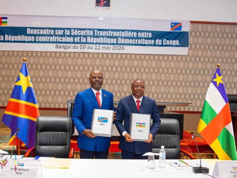 Le VPM Guy Kabombo Muadiamvita reçu par son homologue centrafricain, Rameaux Claude Bireau, dans le cadre de la consolidation de leur coopération militaire face aux défis sécuritaires frontaliers