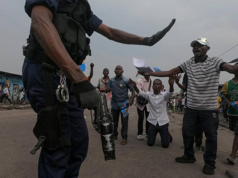 Des militants de l’opposition face à un policier lors d’une manifestation à Kinshasa, le 20 mai 2023 [photo d'illustration]