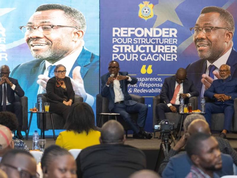 Véron Mosengo Omba et son équipe lors de la conférence de presse de présentation de son programme d'action à la tête de la FECOFA