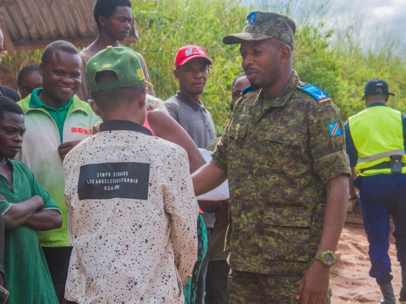 Des échanges entre population civiles et le porte-parole des opérations Ngemba sur la RN1 après des cas de pillages et violences [photo d'illustration]