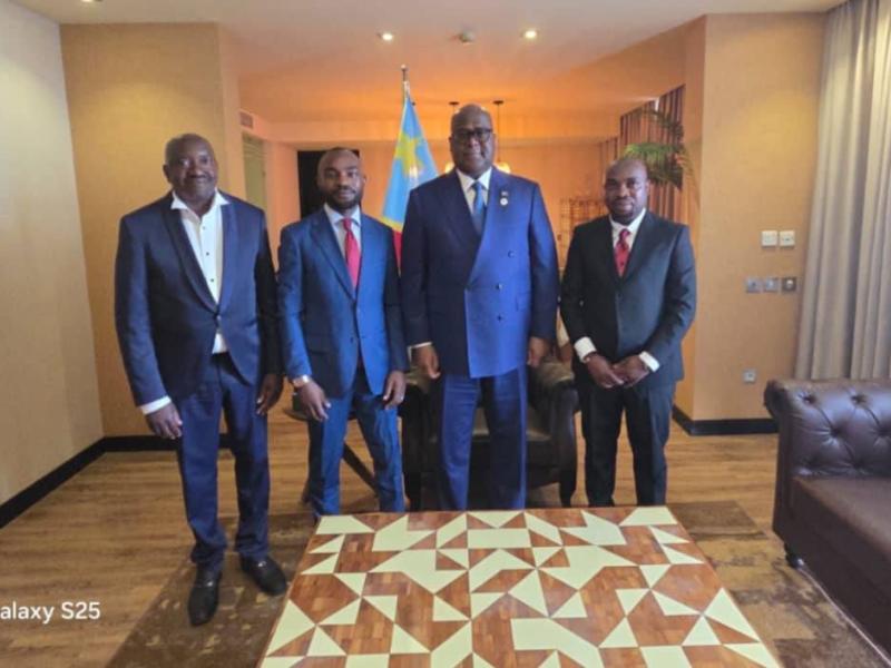 Le président Félix Tshisekedi et quelques opérateurs économiques du Nord-Kivu après l'audience leur accordée à Kampala, en marge du sommet RDC-Ouganda