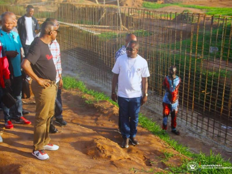 Le gouverneur de la province de la Mongala, Jean-Collins Makaka Pap’Ekaka en visite d'inspection du chantier du Stade Dominique Inongo Sakombi