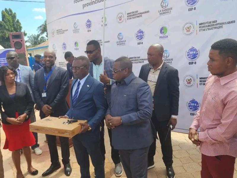La remise des matériels informatiques au PASEA par le gouverneur Crispin Mukendi