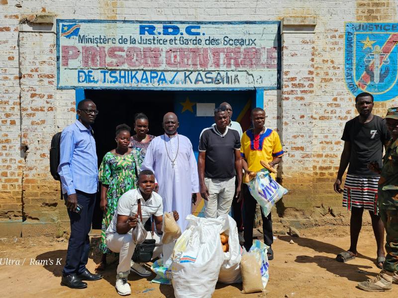 La photo de la remise de vivres et non vivres aux prisonniers par Monseigneur Matangua Mukanya Tchiange représentant de la  21ᵉ me CNCA Kasaï