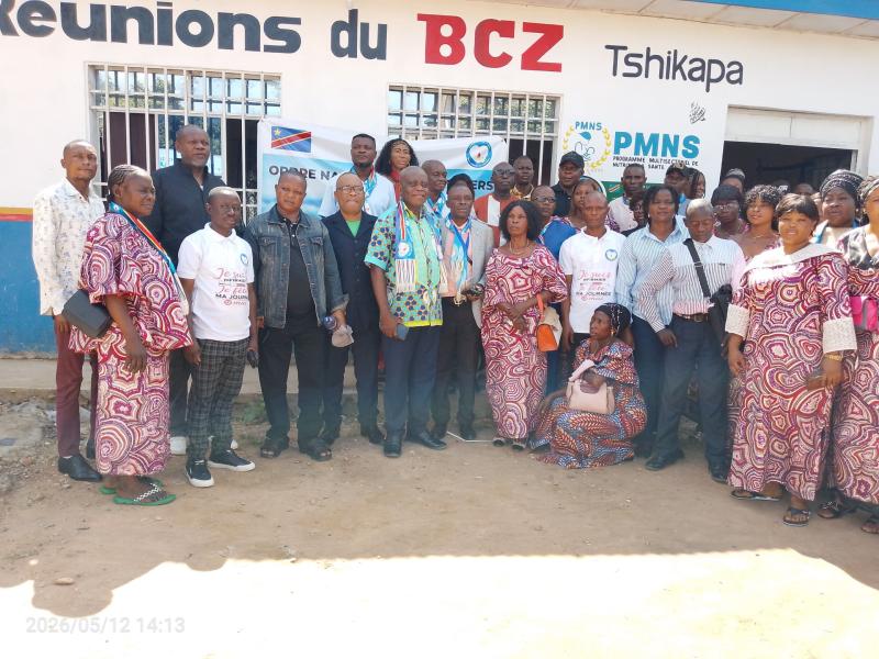 La photo de famille des infirmiers après la célébration de leur activité