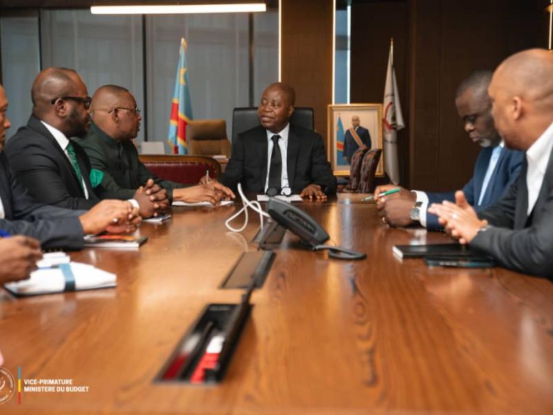 Le VPM du Budget Adolphe Muzito et son homologue en charge du Travail et de l'Emploi, Ferdinand Massamba accompagnés de leur délégation