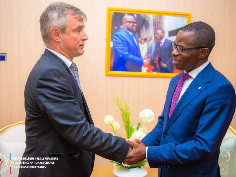 Le ministre délégué Eliezer Ntambwe Mposhi et l'ambassadeur ukrainien en poste à Kinshasa, mardi 12 mai 2026